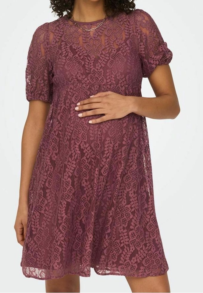 Robe en dentelle mauve avec manches courtes bouffantes, motif floral et silhouette évasée ; elle présente une coupe décontractée et un tissu texturé.