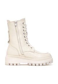 Bottines en cuir blanc avec lacets et fermeture éclair sur le côté, semelle en caoutchouc épaisse, et finition texturée présentant un léger motif grainé.