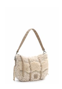 Borsa a spalla in pelliccia sintetica beige con superficie texturizzata, tracolla in pelle e hardware argentato. Presenta motivi cuciti e chiusura con zip.
