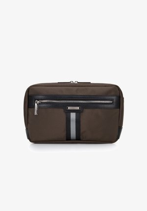 Braune Nylon-Reisetasche mit schwarzen Lederakzenten, einer vorderen Reißverschluss-Tasche und einem mittleren Streifen-Detail. Kompakte und rechteckige Form.