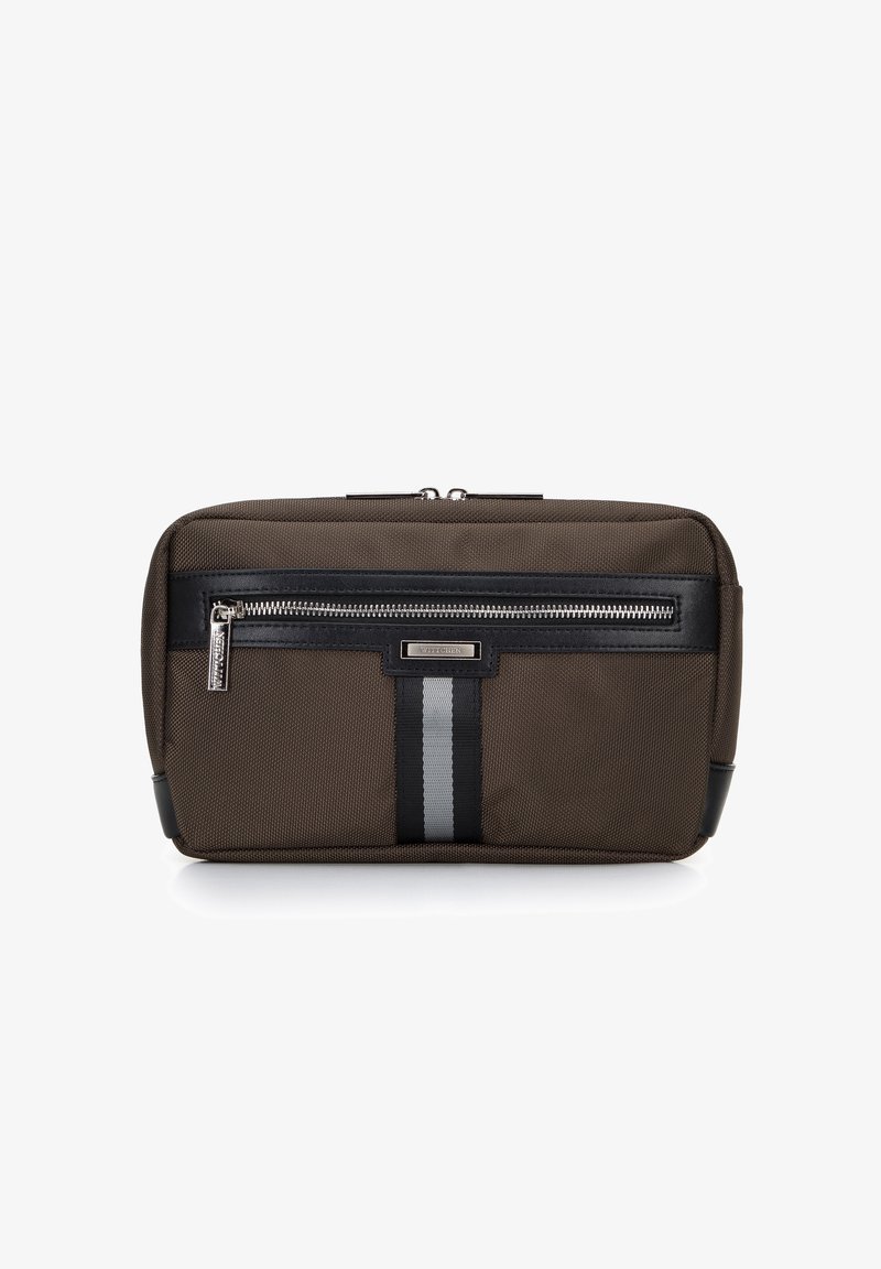 Borsa da viaggio in nylon marrone con accenti in pelle nera, una tasca con zip frontale e un dettaglio a striscia centrale. Design compatto e rettangolare.