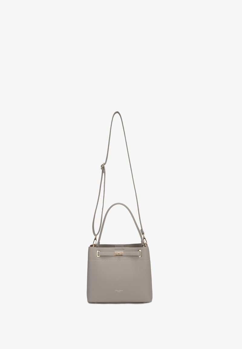Sac à main en cuir gris avec poignées courtes, bandoulière longue réglable et ferrures dorées sur fond blanc.