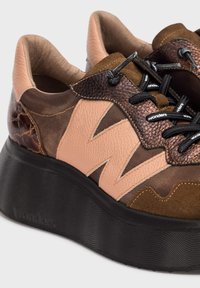 Sneakers con plateau con suola in gomma nera, caratterizzati da un mix testurizzato di pelle marrone e rosa, dettagli in rete e chiusura con lacci.