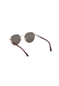 Lunettes de soleil rondes avec des verres gris foncé, monture en métal argenté et bras accentués de bordeaux. Comprend des coussinets de nez réglables.