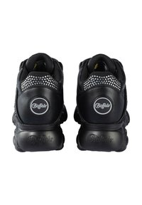 Para czarnych sneakersów marki Buffalo widziana od tyłu, z srebrnymi ćwiekami nad piętą i grubą podeszwą na platformie.