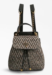 Hnědý batoh z tvídu s černými koženými detaily, zlatým kováním a stahovacím uzávěrem. Má horní madlo a nastavitelné ramenní popruhy.