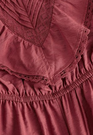 Abito borgogna con tessuto testurizzato, orlo arricciato e dettagli in pizzo lungo il collo e il corpetto, con elastico arricciato in vita.