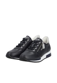 Paire de baskets en cuir noir avec lacets noirs, fermetures éclair latérales, semelles blanches et bleu marine, et doublure intérieure blanche rembourrée.