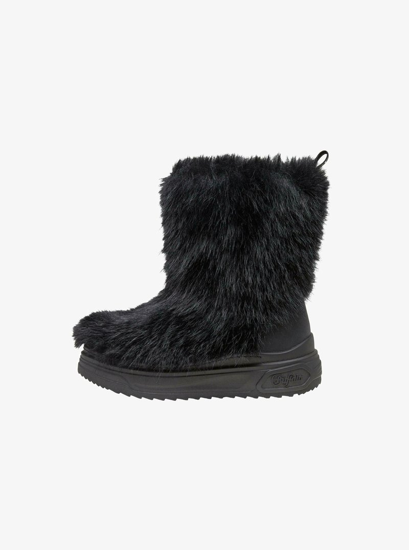 Botină din blană sintetică neagră, cu o talpă din cauciuc negru gros și o suprafață texturată. Are un tab de prindere în spate pentru a fi ușor de purtat.