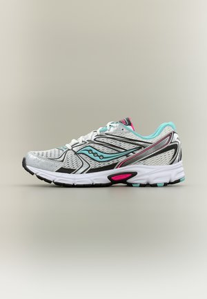 Chaussure de course blanche et grise avec des accents turquoise et rose, dessus en mesh, semelle noire, et logo latéral détaillé, vue de profil sur fond gris.