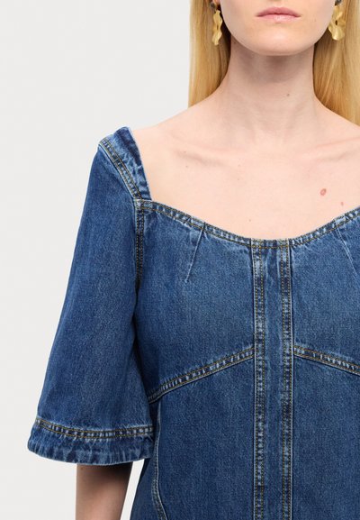 Denim obleka s kratkimi rokavi; modra barva; kvadratni izrez; vidno šivanje; teksturirana tkanina s strukturiranim dizajnom.