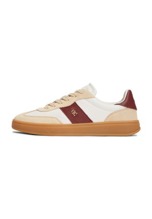 Tommy Hilfiger, TH PREMIUM HERITAGE SNEAKER - Trainers - trenchvelvet maroon
