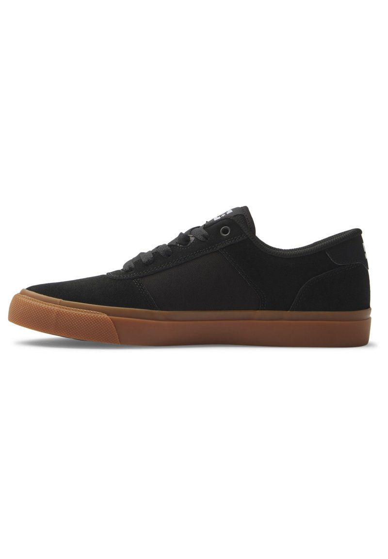 Svart sneakers i canvas med gummisula. Har en låg profil, snörningsdesign och texturerade detaljer på sulan.