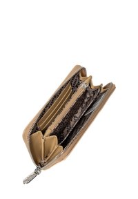 Portefeuille en cuir beige avec fermeture éclair, comportant plusieurs emplacements pour cartes, un compartiment central et une doublure à motif. Quincaillerie en métal argenté incluse.