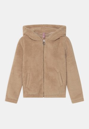 Veste en polaire beige avec une capuche doublée, fermeture éclair à l'avant et deux poches latérales. Texture douce avec une forme légèrement structurée.