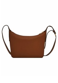 Sac en cuir marron à bandoulière, avec une forme élégante et incurvée, une longue sangle réglable et des accents en métal doré. Texture lisse avec un minimum de marquage.