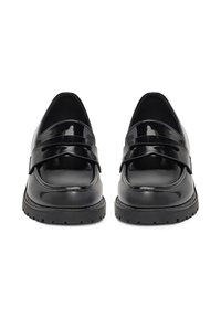 Juodi lakiniai loafers batai su blizgiu paviršiumi, turintys dvi kontrastingas juostas, suapvalintą pirštą ir guminį padas, suteikiantis sukibimą.