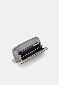 Monedero con cremallera de exterior negro y interior gris, que cuenta con múltiples compartimentos, ranuras para tarjetas y una cremallera en tono dorado.
