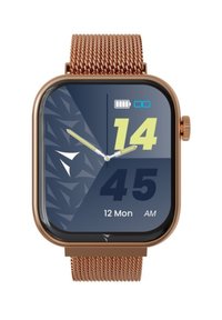 Montre intelligente avec un écran carré, boîtier en métal rose doré, bracelet en maille, fond bleu foncé, grands chiffres jaunes et noirs, et icône de batterie.