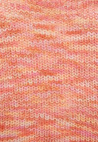 Gebreide stof in levendige tinten van roze, oranje en crème met een gemusterde textuur. Het materiaal lijkt zacht en comfortabel, met een golvende steekontwerp.