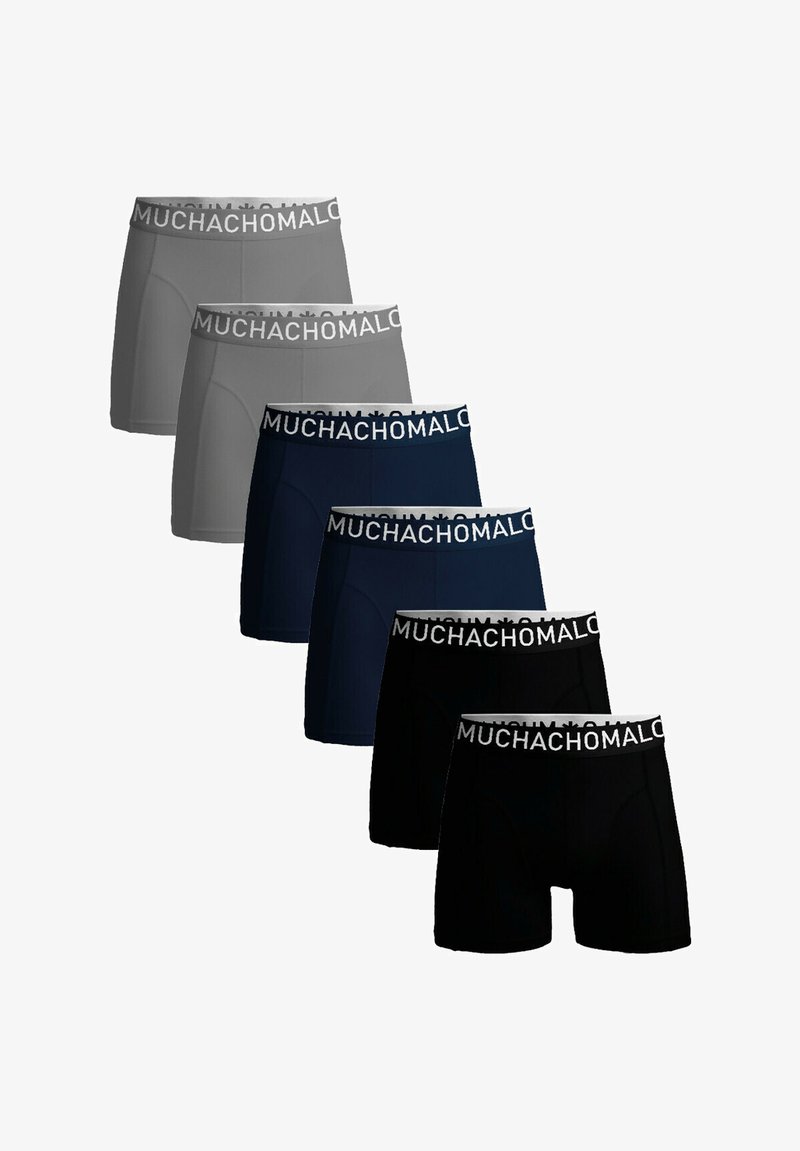 Set bokseric v sivi, mornarski in črni barvi. Vsak par ima širok črn pas z napisom "MUCHACHOMALO" v beli barvi. Mehka, raztegljiva tkanina.