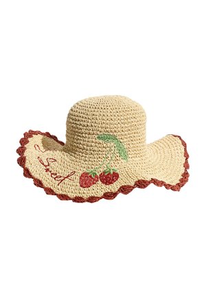 Beiger Sonnenhut mit breiter Krempe aus gehäkeltem Stoff, rotem gezacktem Rand, bestickten roten Kirschen mit grünen Blättern und rotem, kursiv geschriebenem Text "So sweet".