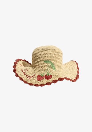 Bež klobuk s širokim robom iz kvačkanja, z rdečim valovitim robom, vezenimi rdečimi češnjami z zelenimi listi in rdečim pisavnim napisom »Tako sladko«.