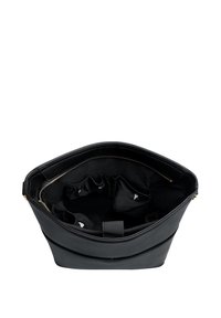 Schwarze Lederhandtasche, geöffnet, um ein geräumiges Inneres mit mehreren kleinen Innentaschen und einem goldenen Reißverschluss entlang des oberen Randes zu zeigen.