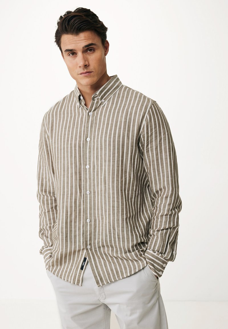 Camisa de botones a rayas en caqui y blanco, con cuello, manga larga y dobladillo recto. Fabricada en una tela texturizada.