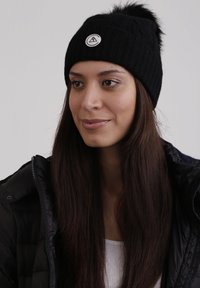 CASH-MERE MIT ZOPFMUSTER UND BOMMEL - Czapka