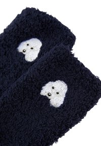 Asciugamani da mano in morbido tessuto blu navy con tessuto testurizzato e soffice, decorati con ricami bianchi a forma di cane. Forma rettangolare compatta, morbidi al tatto.