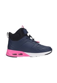 Marineblau und rosa Sportschuhe mit hohem Schaft, strukturiertem Obermaterial, Schnürverschluss, Knöchelriemen und sichtbarer Luftpolsterung in der Sohle.