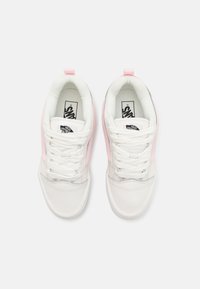 Witte sneakers met roze zijkanten, vetersluiting, leren neus met textuur en logo op de tong. Rubberen zool met een gladde afwerking.