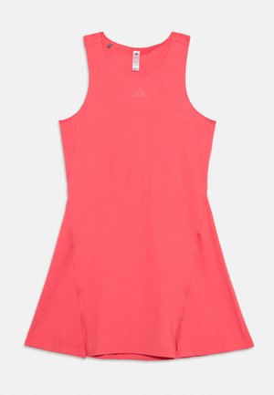 Ärmelloses korallenpinkfarbenes Sportkleid mit rundem Ausschnitt, dezenten seitlichen Schlitzen und Adidas-Logo unter dem Kragen.