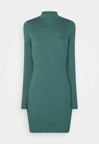 Turkusowa sukienka z długim rękawem i wysokim dekoltem, wykonana z miękkiego materiału. Posiada dopasowany krój i gładką fakturę, sięgającą do połowy ud.