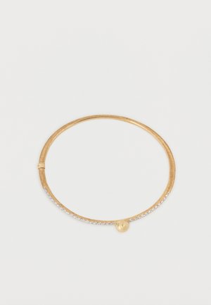 Pulsera delgada de oro con una fila de pequeñas piedras transparentes a lo largo de la mitad de la banda y un pequeño adorno de bola de oro.