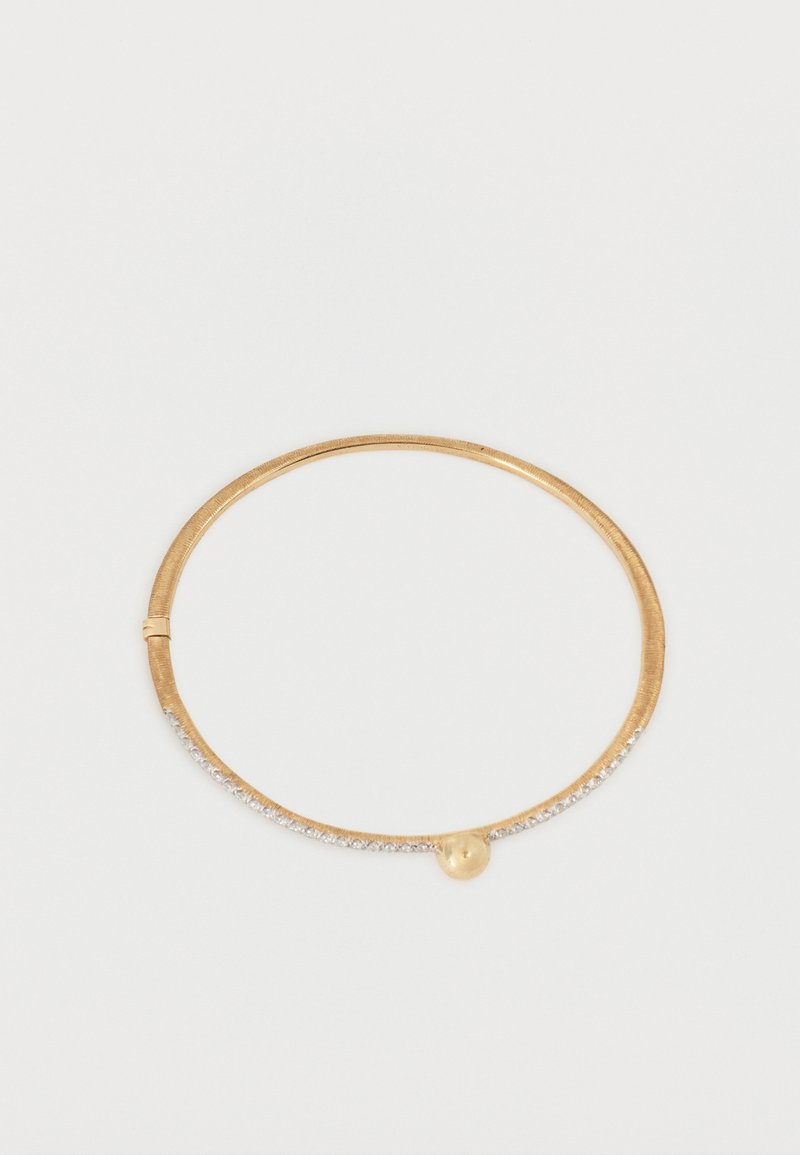 Λεπτό χρυσό βραχιόλι με σειρά από μικρές καθαρές πέτρες κατά μήκος του μισού βραχιολιού και μικρή χρυσή χάντρα ως διακοσμητικό.