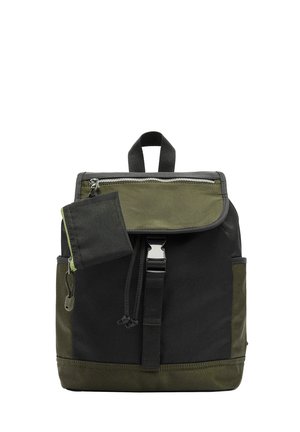 Czarny plecak z zielonymi akcentami, wyposażony w przednią kieszeń na zamek, górny uchwyt, regulowane paski i wytrzymałą tkaninę.