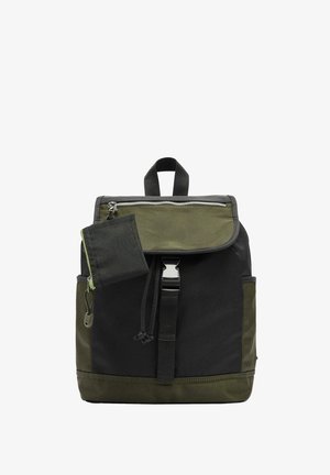 Czarny plecak z zielonymi akcentami, wyposażony w przednią kieszeń na zamek, górny uchwyt, regulowane paski i wytrzymałą tkaninę.
