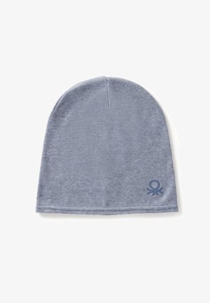 Gorro de tela elástica azul con una textura suave. Presenta un logo bordado sutil en azul oscuro en la parte inferior. Diseño con parte superior redondeada.