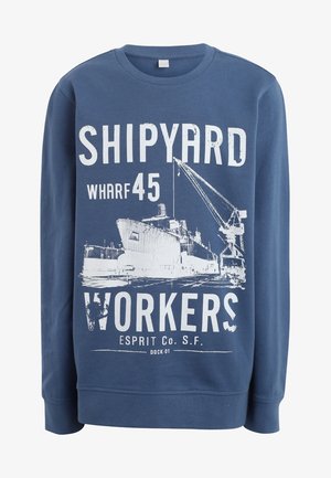 Sweat-shirt bleu avec un graphique blanc représentant un navire amarré, une grue et le texte "SHIPYARD WHARF 45 WORKERS ESPRIT Co. S.F."