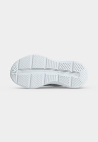 Semelle de sneaker blanche avec plusieurs motifs texturés, incluant des lignes diagonales, des grilles et des rainures pour l'adhérence et la flexibilité.