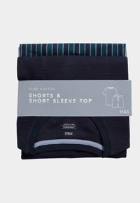 Pakket van pure katoenen marineblauwe shorts en een kortoefen shirt met een donker groene en blauwe gestreepte tailleband, gelabeld als M&S loungewear.