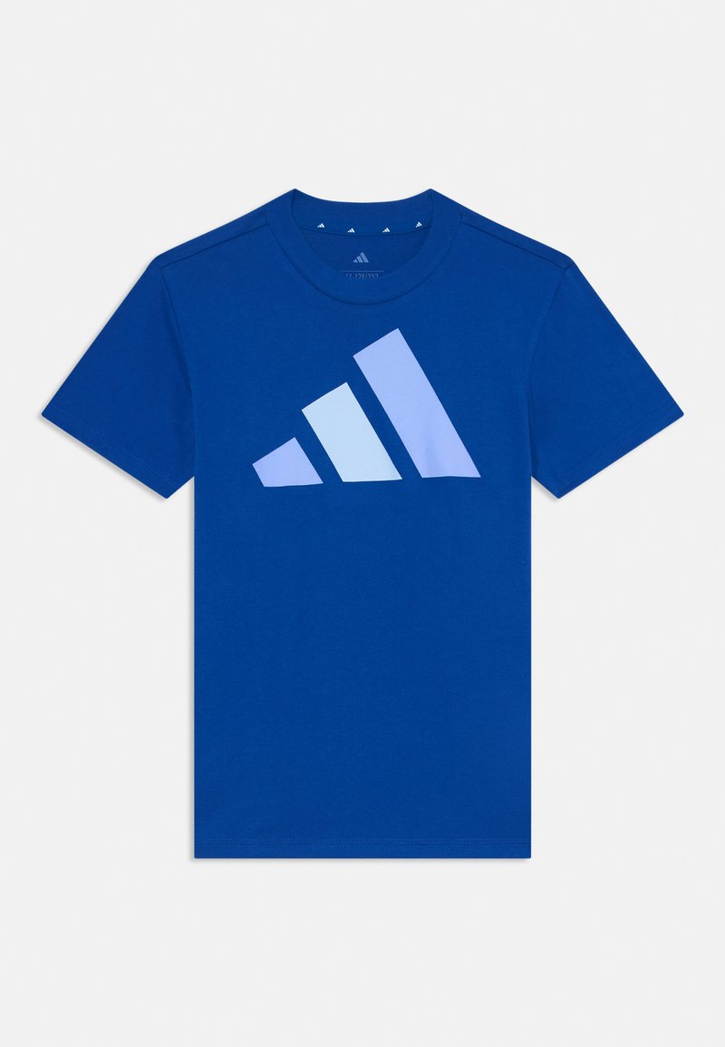 Modrá bavlnená tričko s veľkým, prechodovým svetlo modrým logom Adidas vpredu. Krátke rukávy a okrúhly výstrih.