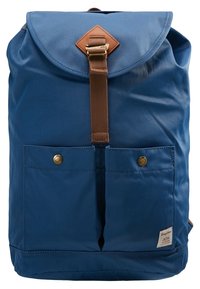 Zaino blu realizzato in tessuto resistente, con chiusura a pattina, tracolla marrone, due tasche frontali con chiusura a bottone e dettagli in pelle.