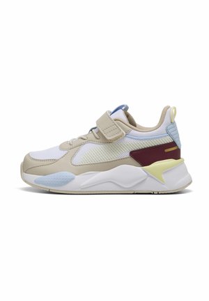 Des baskets avec un mélange de maille blanche et de cuir beige, agrémentées de détails bleus, bordeaux et jaunes, dotées d'une sangle à crochets et boucles.