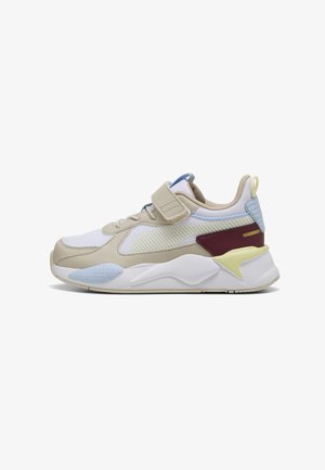Sneaker mit einer Mischung aus weißem Mesh und beigem Leder, akzentuiert mit blauen, bordeauxfarbenen und gelben Details, mit einem Klettverschlussriemen.