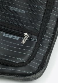Housse d'ordinateur noir texturée avec fermeture éclair, dotée d'un intérieur lisse avec un motif répétitif de branding "Wittchen" et de subtils motifs rayés.