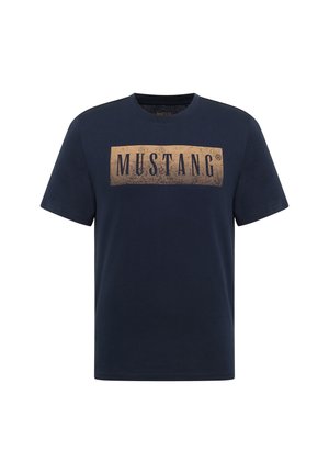 Marineblaue kurzärmelige T-Shirt mit einem rechteckigen "MUSTANG"-Logo in Senfgelb, das mittig auf der Brust platziert ist.