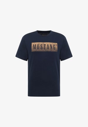 Marineblaue kurzärmelige T-Shirt mit einem rechteckigen "MUSTANG"-Logo in Senfgelb, das mittig auf der Brust platziert ist.